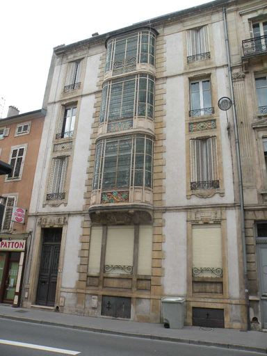 immeuble pittoresque avec bow-window et vitraux